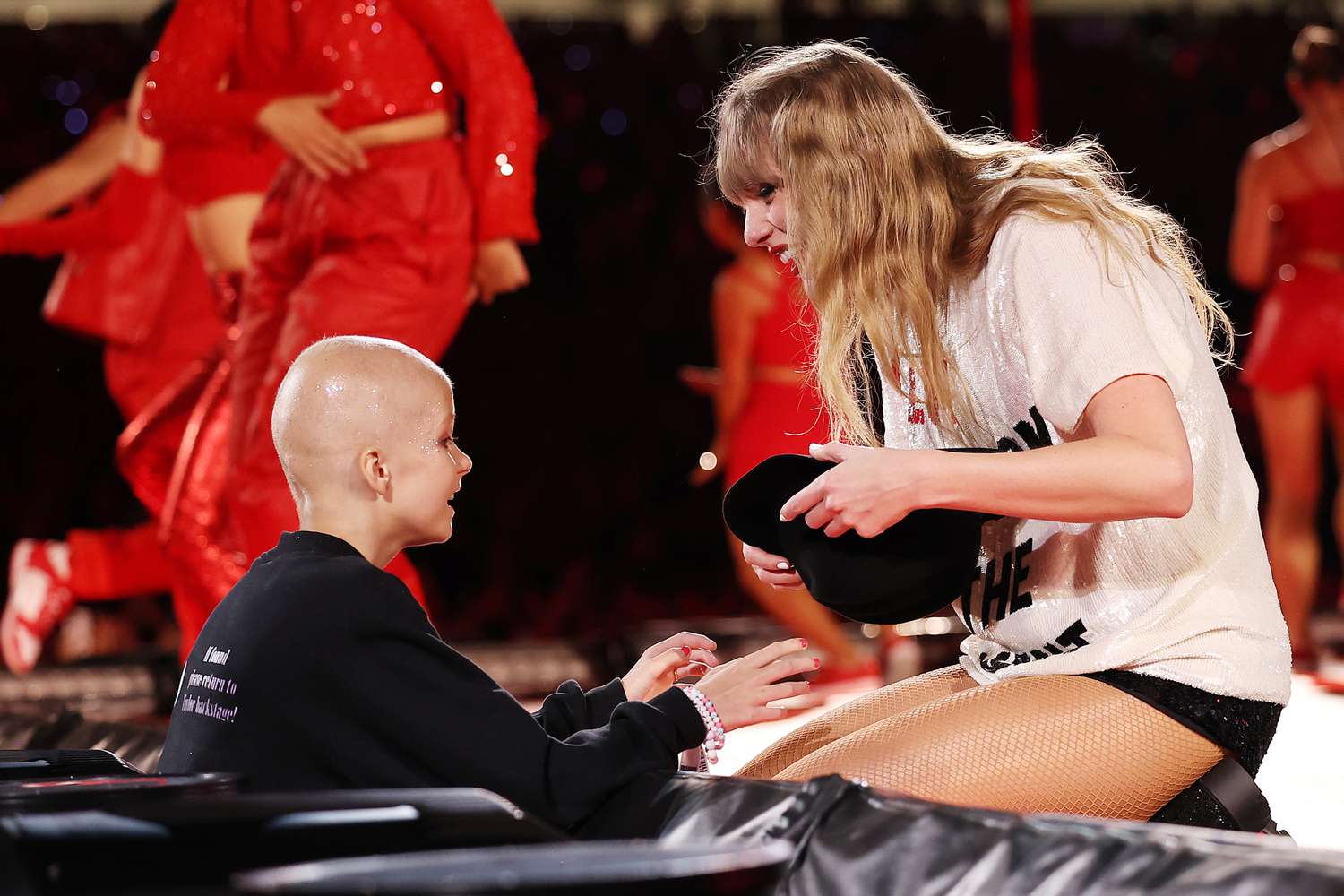 Taylor Swift tiene emotivo gesto con niña que batalla contra el cáncer