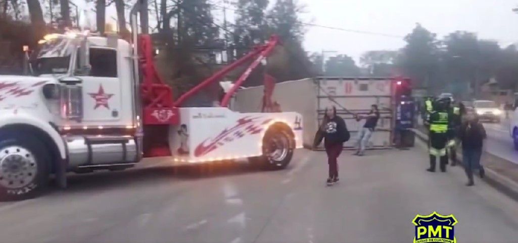 Tránsito complicado por tráiler volcado en ruta al Atlántico