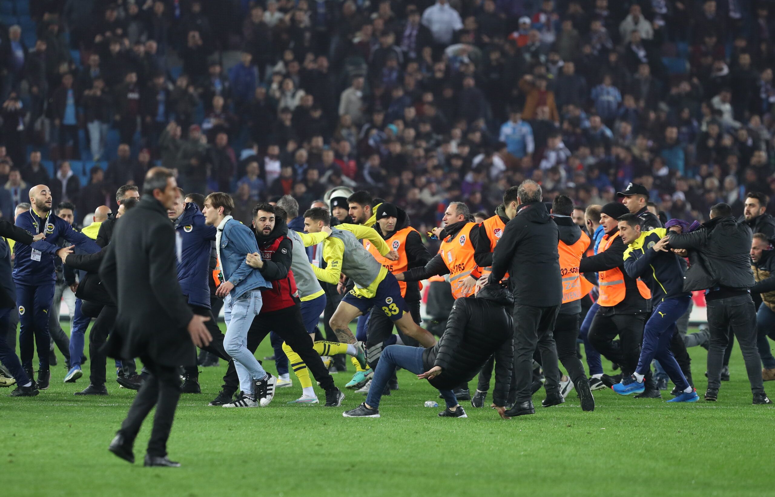 Hinchas del Trabzonspor agreden a jugadores del Fenerbahçe