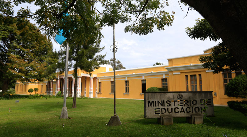 Mineduc mantiene suspensión de clases “hasta nuevo aviso” por incendio