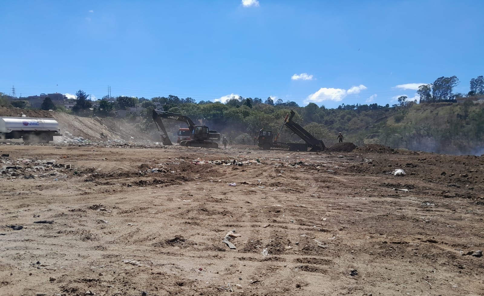 Logran control del 95% en el incendio del basurero de AMSA