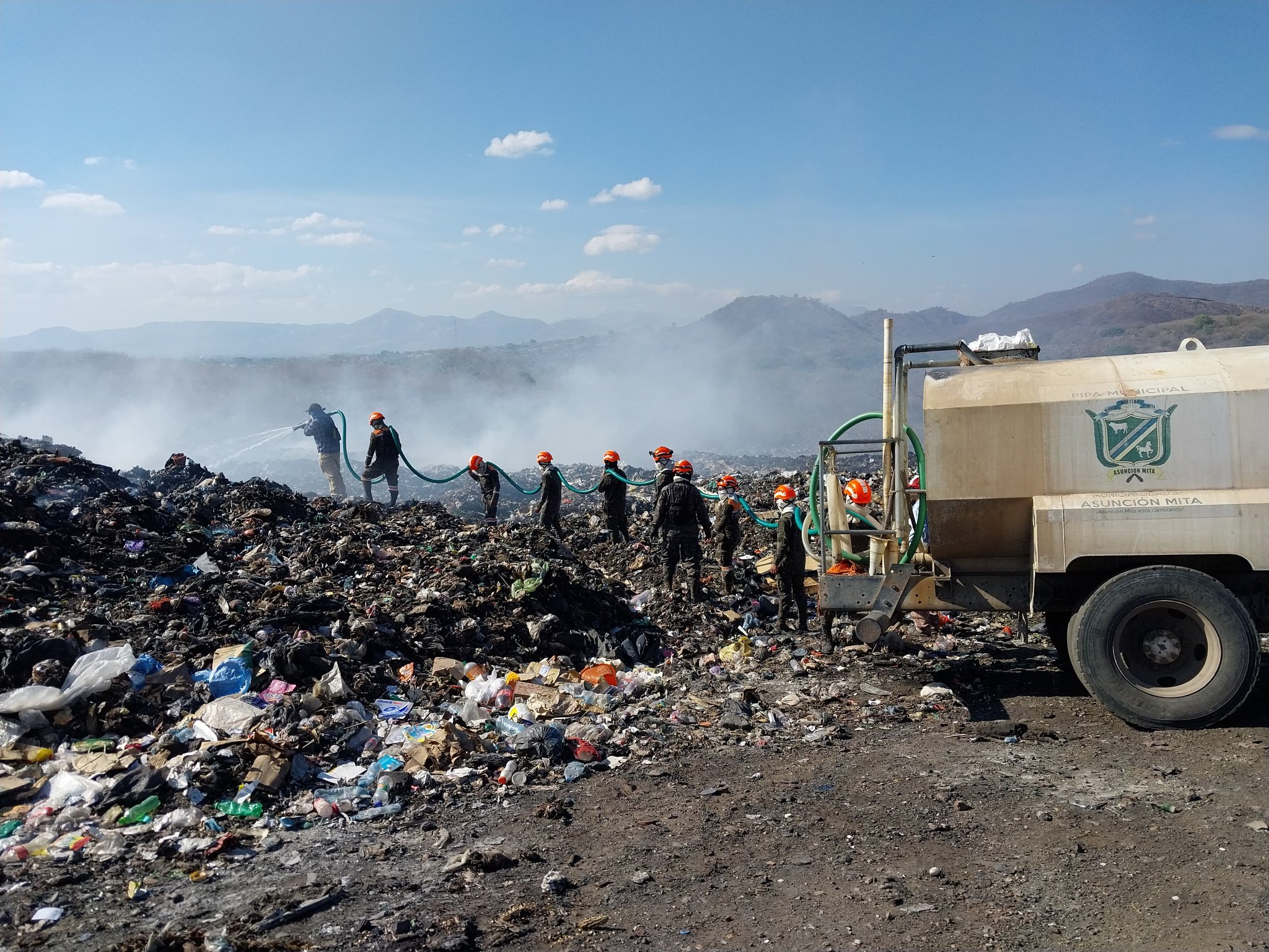 Controlan el 90% del incendio que amenaza al Biotopo del Quetzal