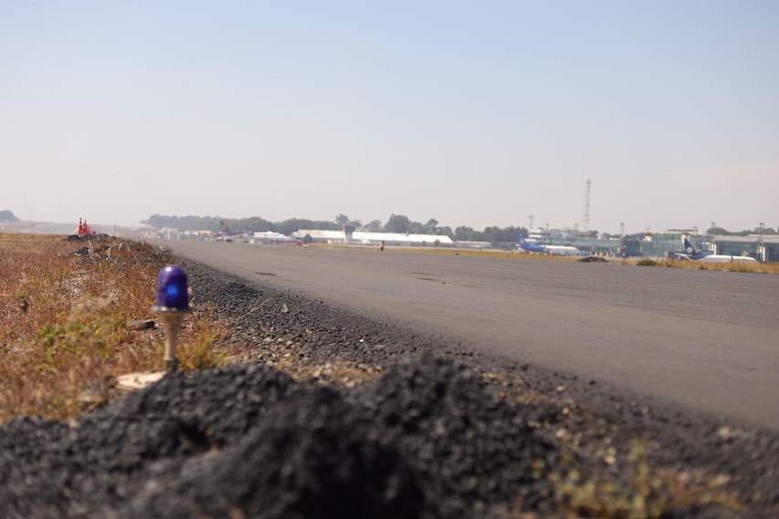 Operaciones suspendidas en aeropuerto La Aurora tras derrapar aeronave