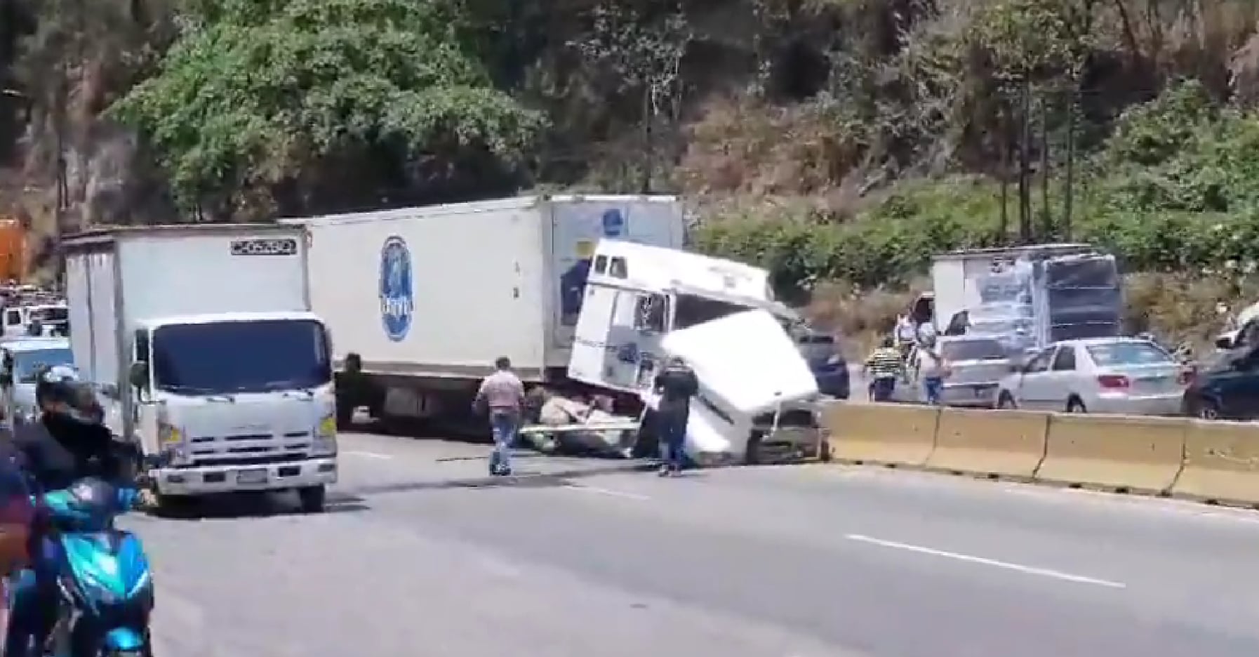 Tránsito complicado por accidente en bajada de Villalobos