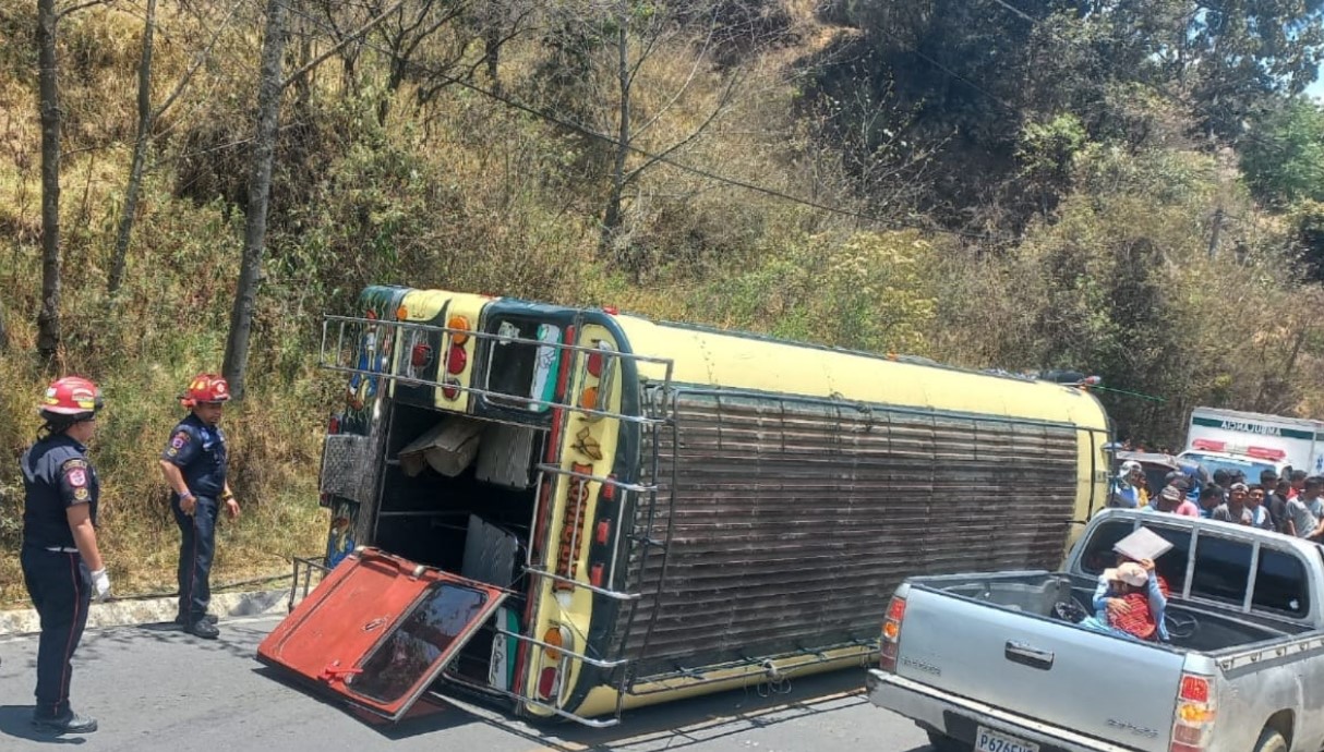 Bus extraurbano se accidenta en Chimaltenango