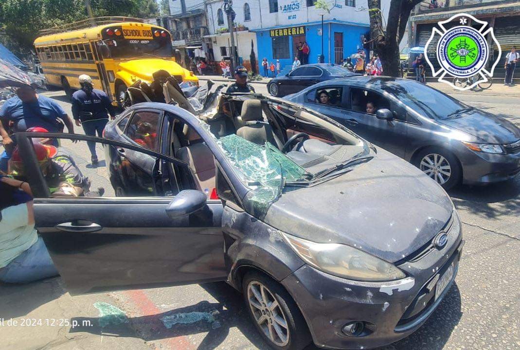 Mixco: Piloto provoca fuerte accidente y pasa encima de otro vehículo