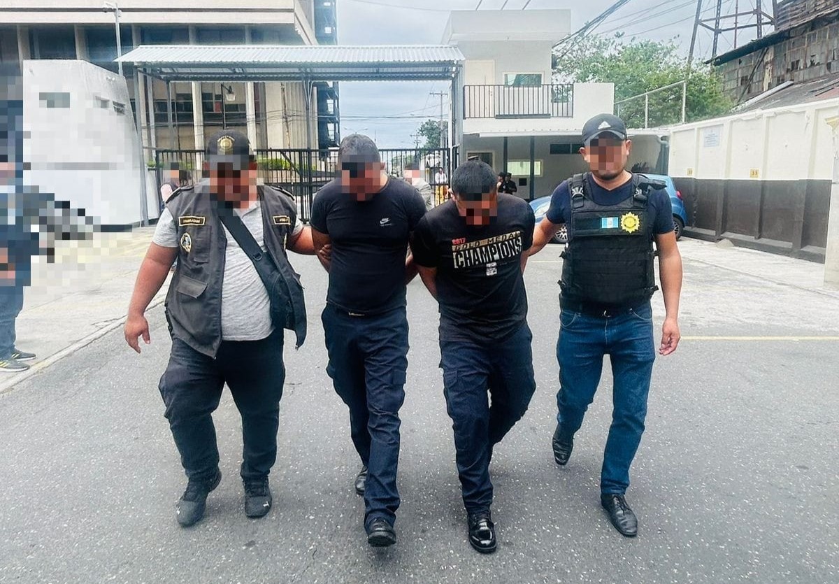 Agentes de la PNC detenidos por solicitar dinero en la zona 13