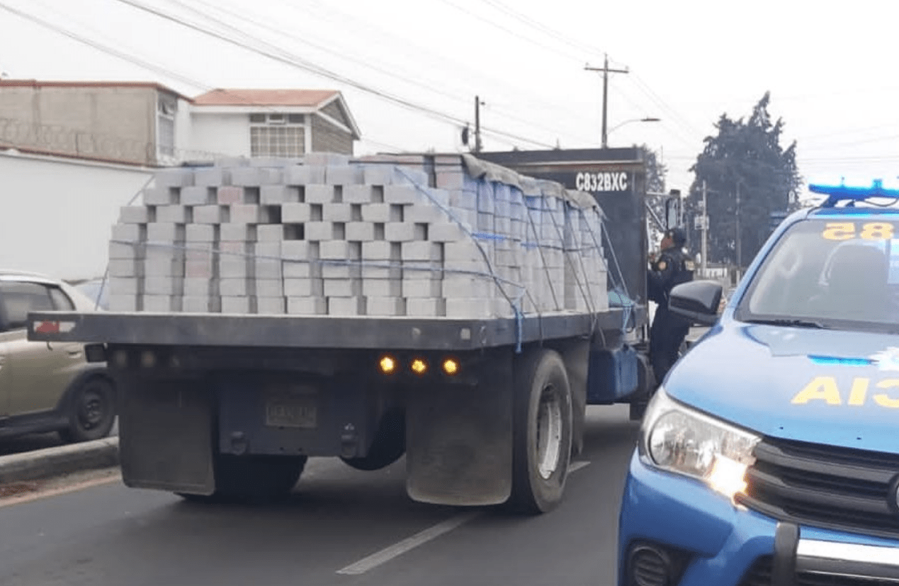 VIDEO. Camión choca con vehículos y atropella a motoristas en Quetzaltenango