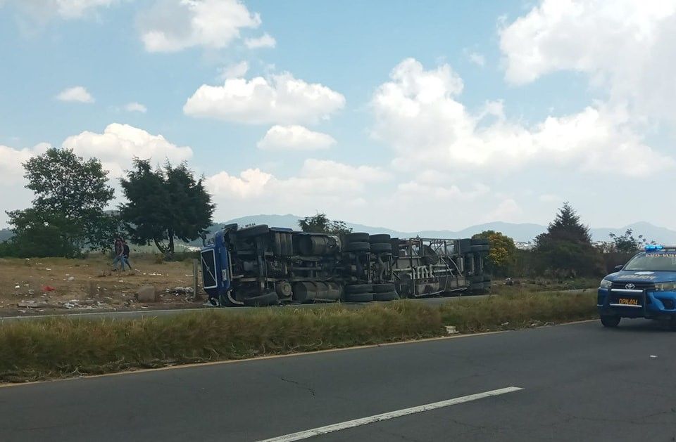 Atienden emergencia por combustible derramado en ruta Interamericana