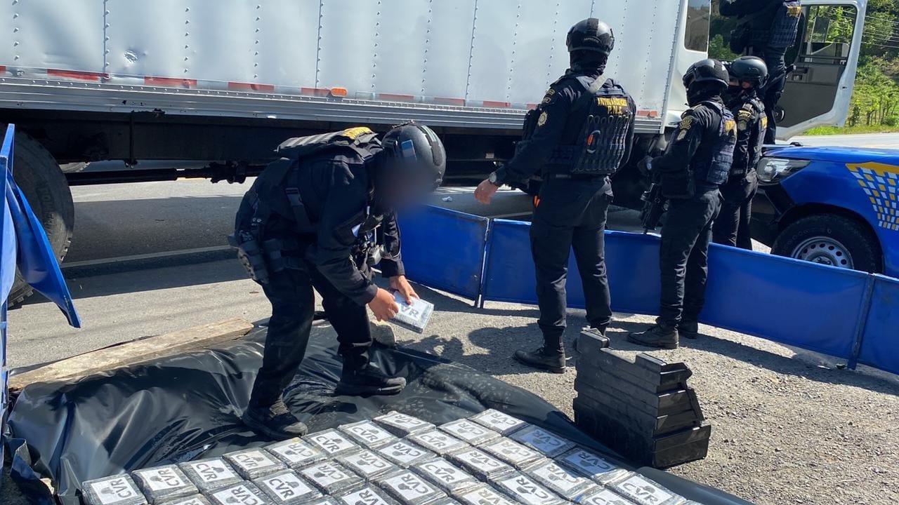 Decomisan 826 kilos de cocaína en Izabal