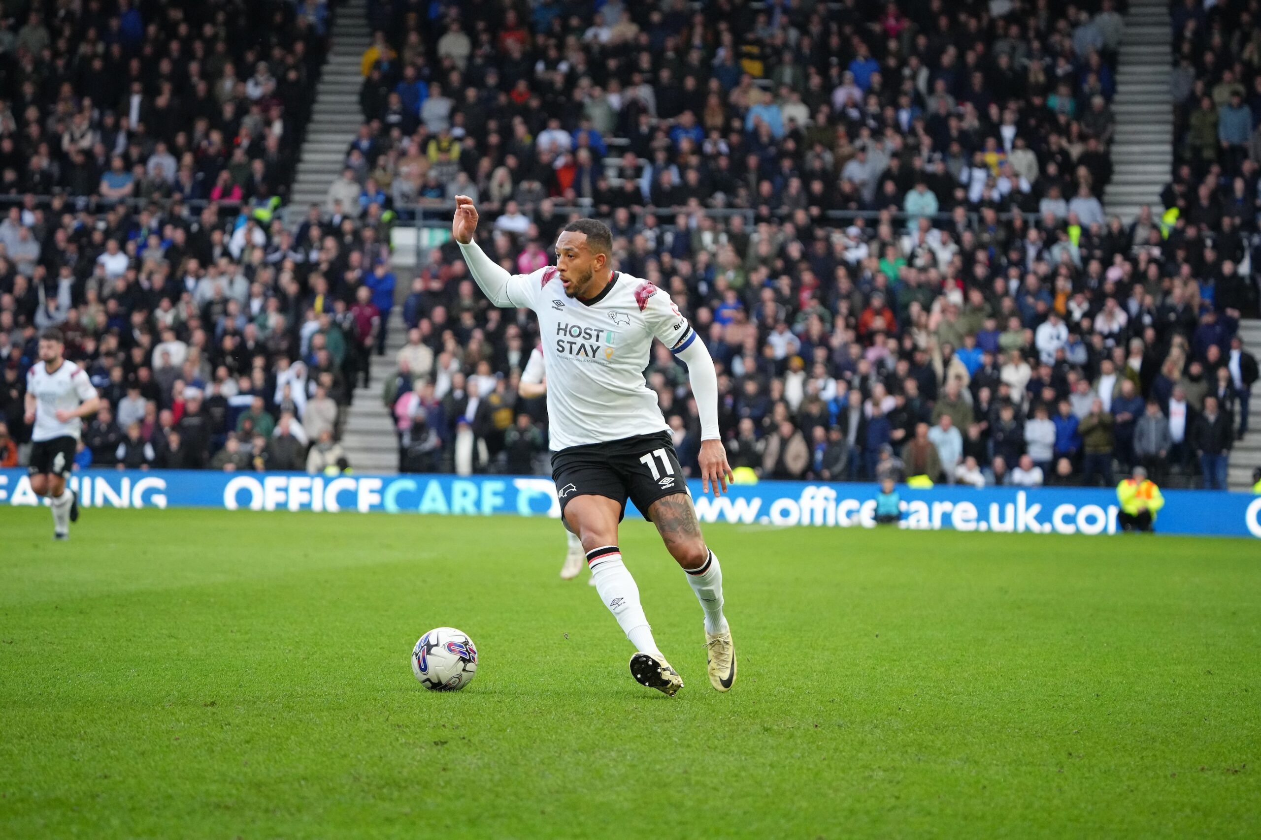 El Derby County de Méndez-Laing suma un punto en su visita al líder