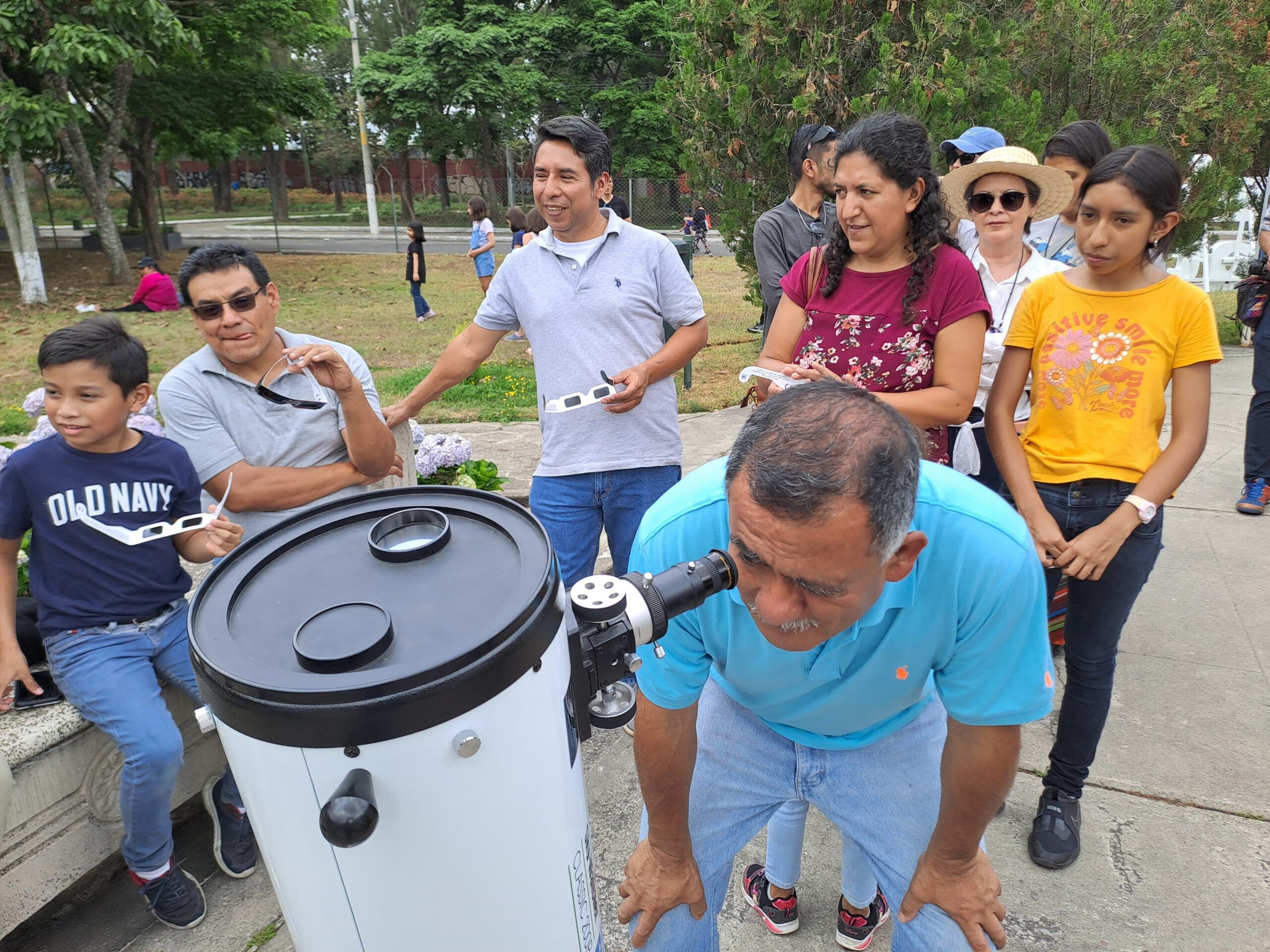 Guatemaltecos se reúnen para observar el eclipse solar