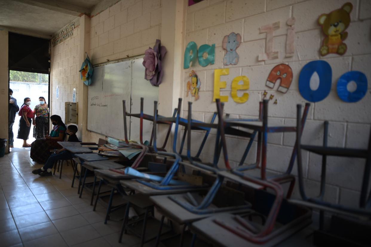 Mineduc mantiene suspensión de clases por incendio en vertedero