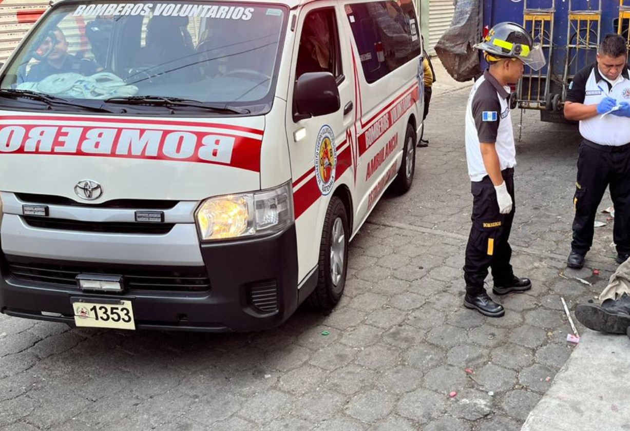 Localizan a hombre fallecido en la vía pública en zona 4