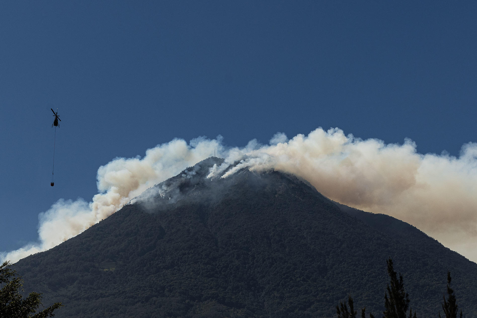 Tras más de 50 días activo, controlan incendio en volcán de Agua