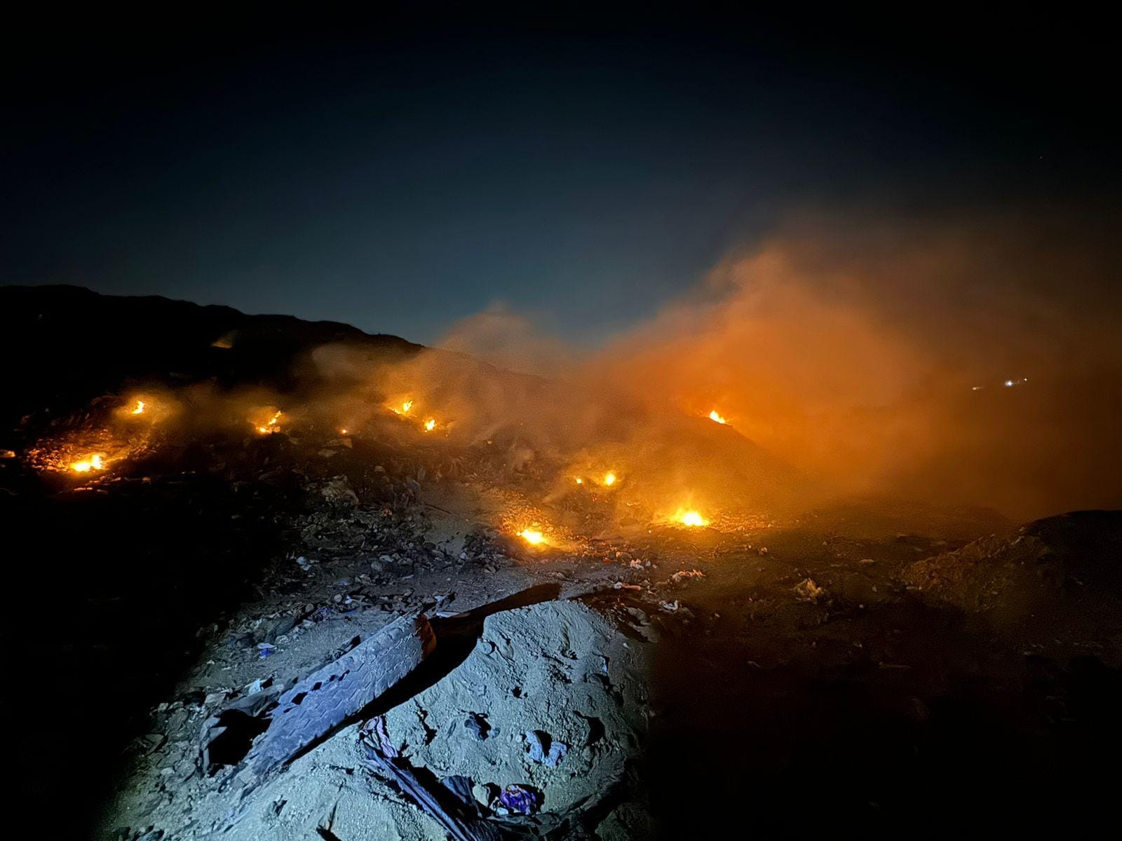 ¿Cuál es la situación en el vertedero tras detectarse nuevos focos de incendio?