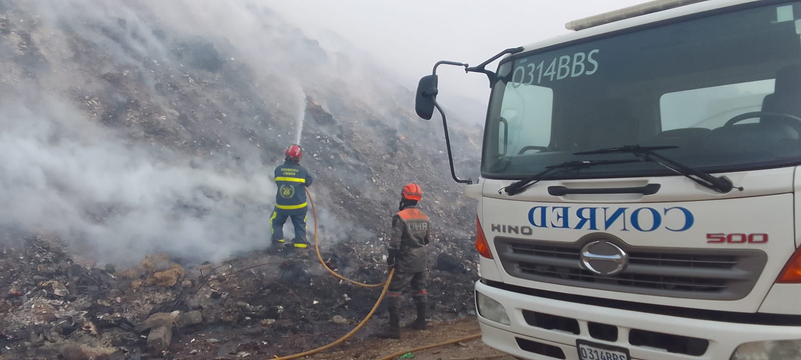 Controlan en 75% el incendio en vertedero de Villa Nueva