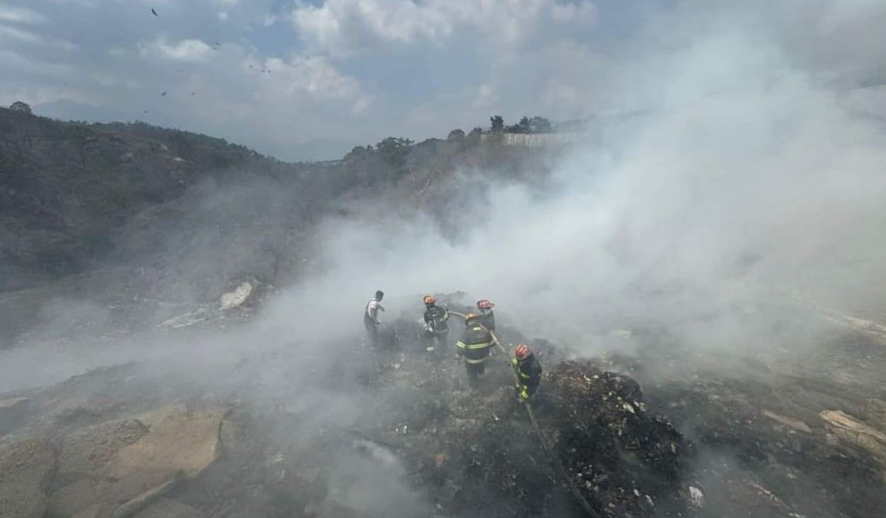 Incendio en vertedero de Amsa está controlado en un 50 por ciento