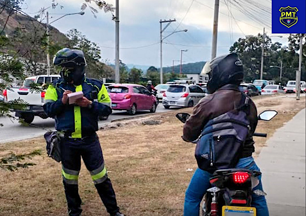 VIDEO. Motorista intenta agredir a peatón tras reclamo por circular en banqueta