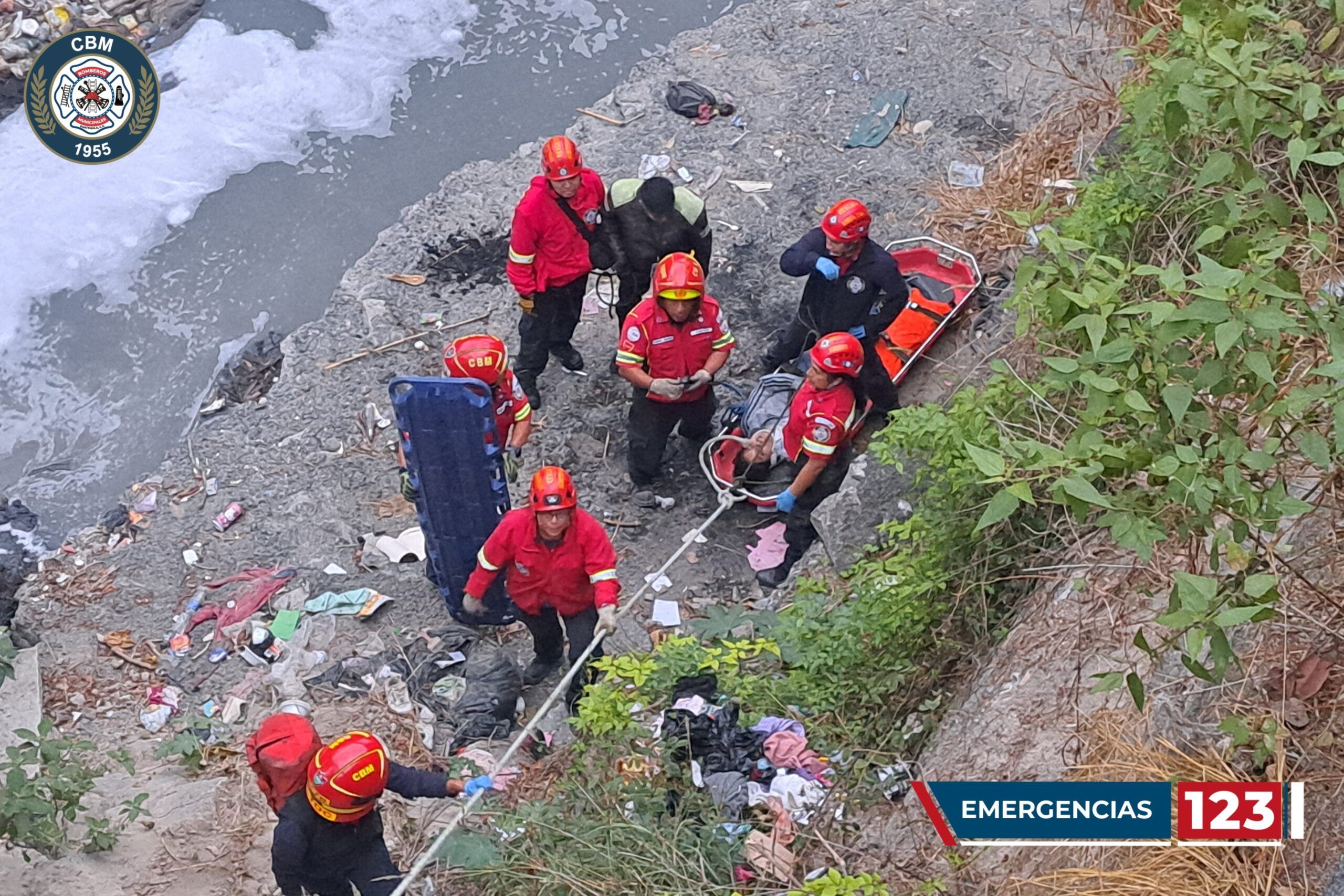 Motoristas se accidentan y caen a río en zona 6