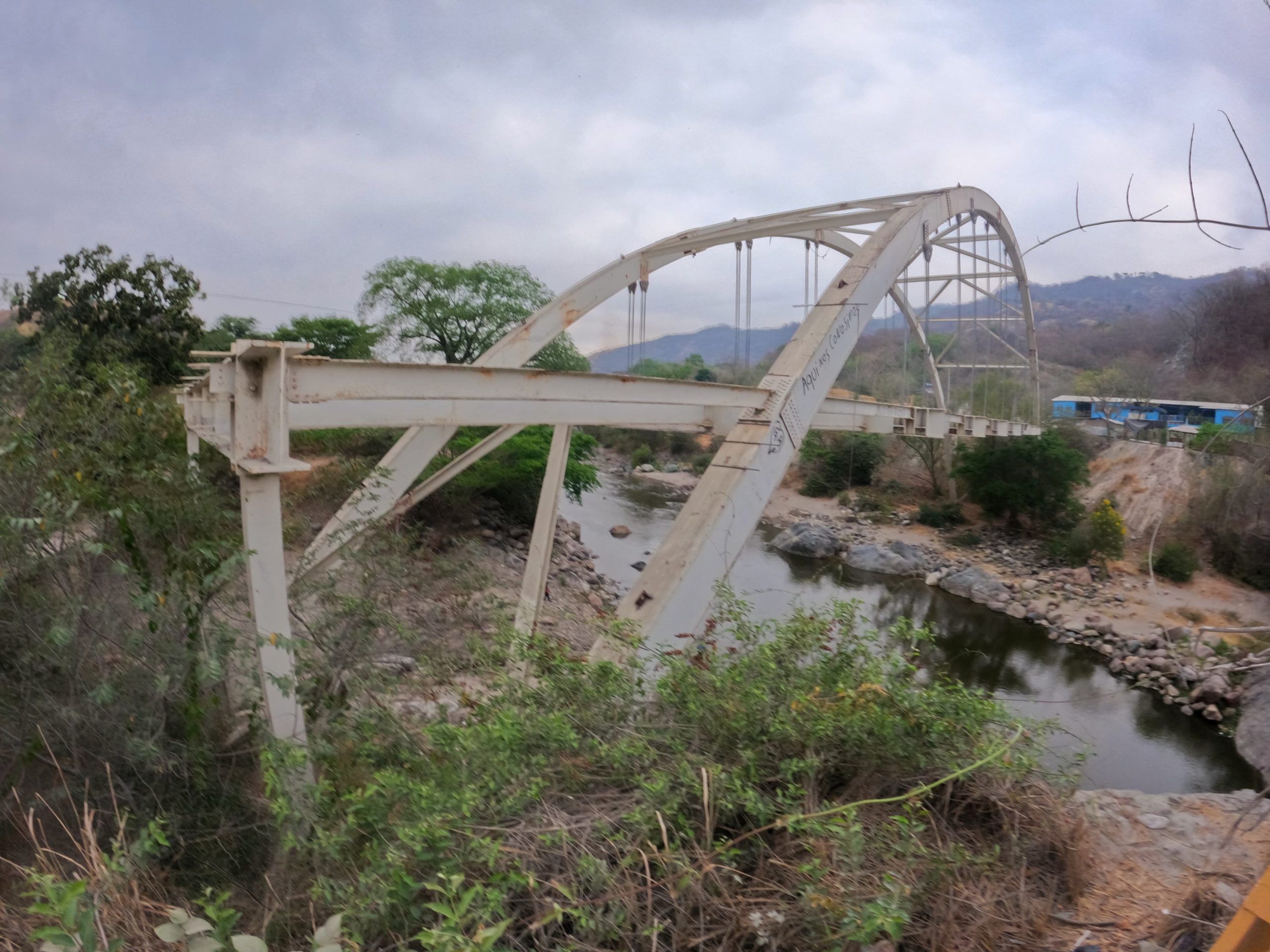 Ministra señala mala calidad en carretera de Baja Verapaz