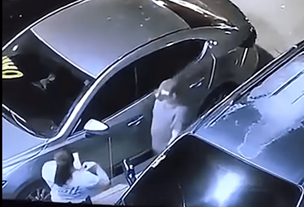 Pareja es captada abriendo carros en plaza comercial de Villa Nueva (VIDEO)