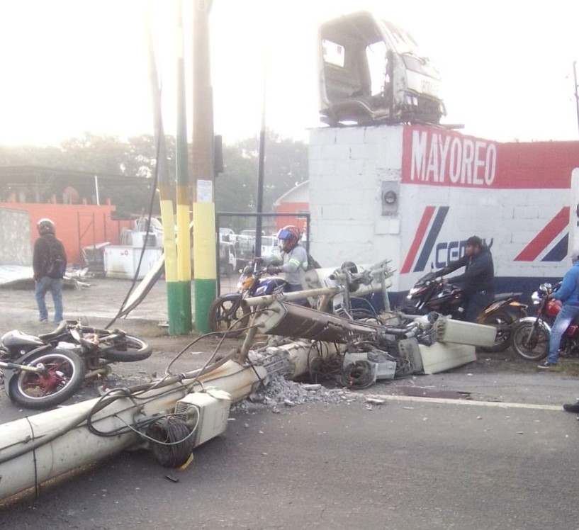 cae poste en Km. 28 de ruta al Pacífico