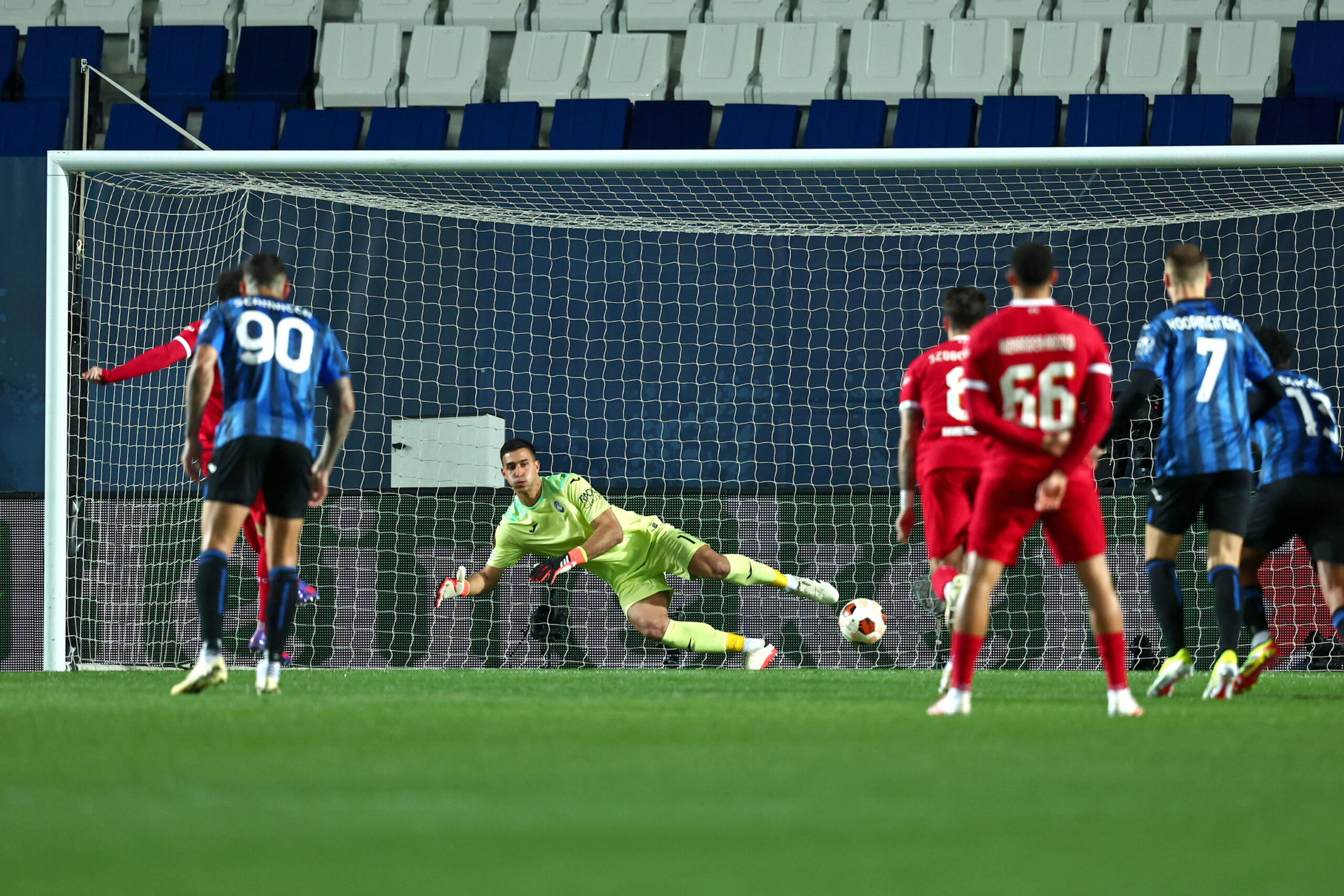 Atalanta pierde, pero dice presente en semifinales de Europa League