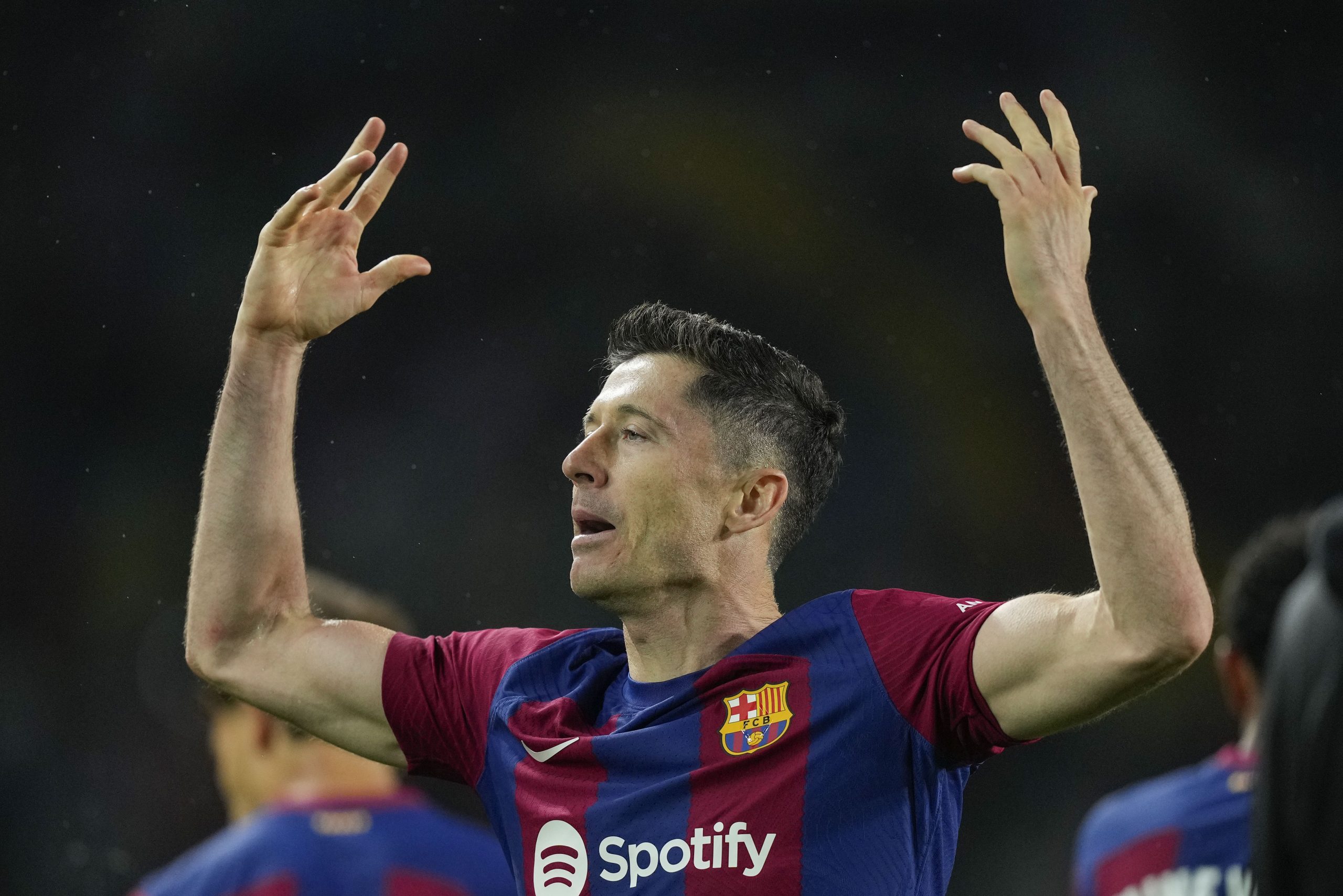 Robert Lewandowski marca su segundo triplete con el Barcelona