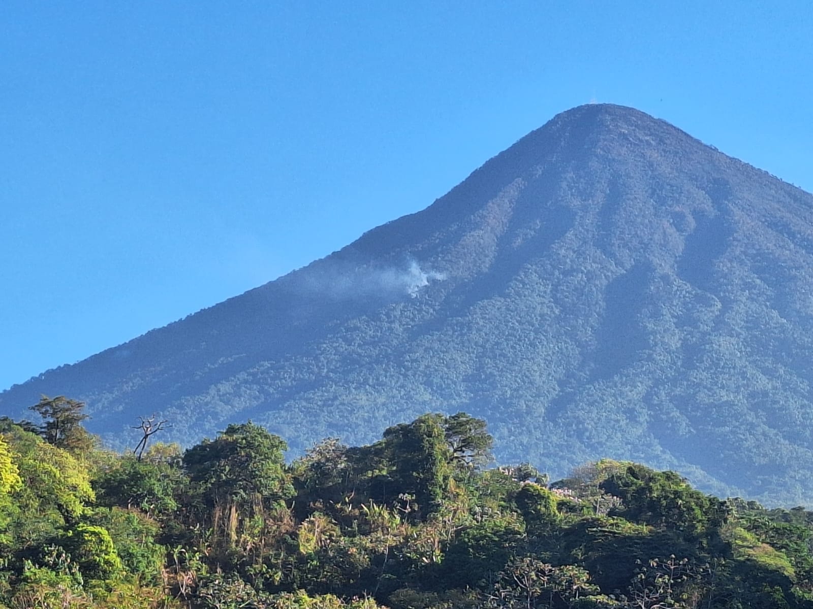 Buscan controlar nuevo incendio en el volcán de Agua