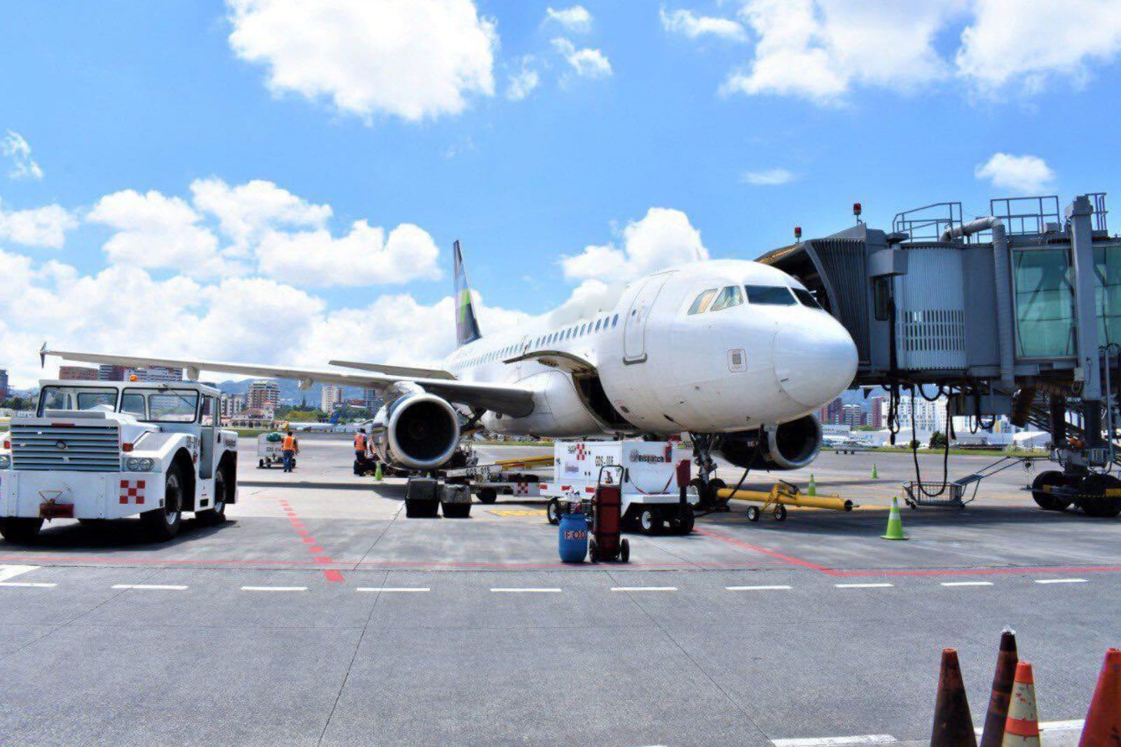 Avioneta protagoniza incidente en aeropuerto; llevaba 4 personas