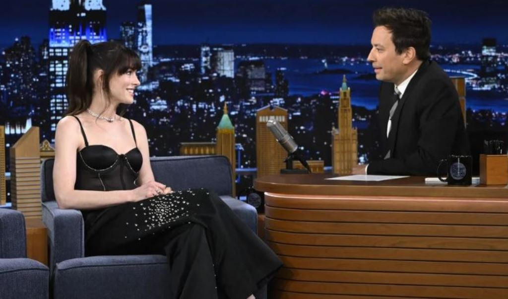 “Trágame tierra”, Anne Hathaway vive incómodo momento en The Tonight Show