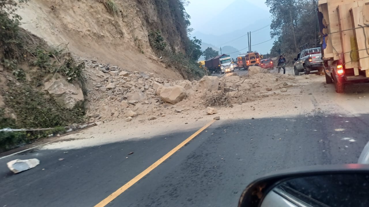 Temblor causa tres derrumbes en carretera y paredones en los departamentos