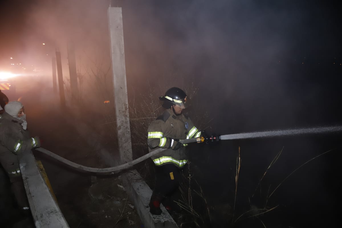 Incendio forestal amenaza viviendas en Planes del Frutal, Villa Nueva