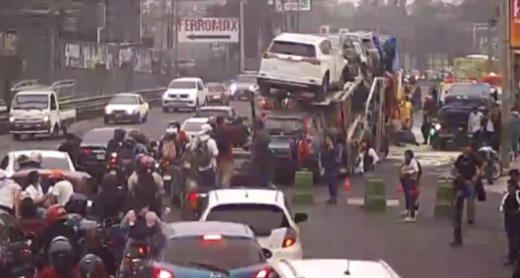 Tránsito complicado en zona 18 por accidente de tráiler