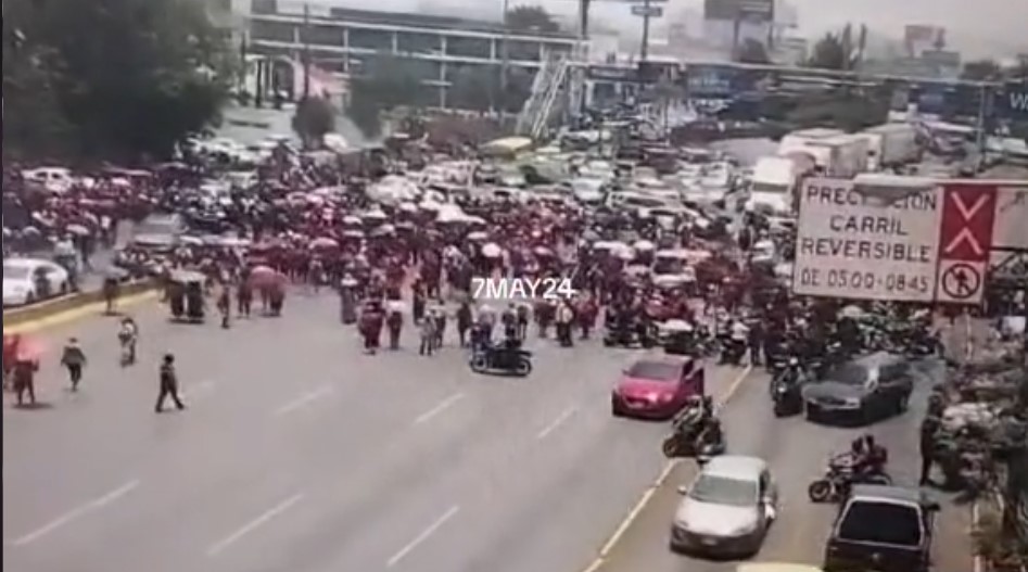 Sindicalistas de Salud bloquean la calzada Roosevelt