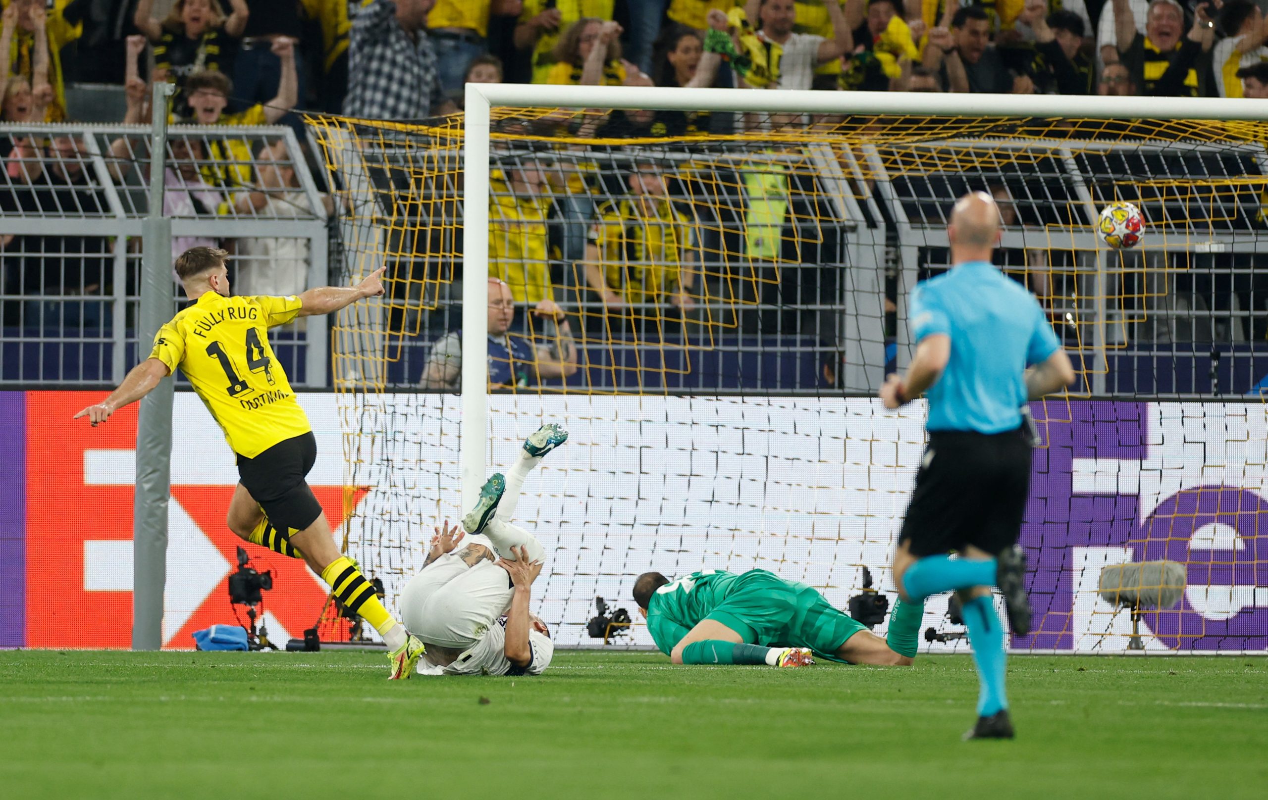 Borussia Dortmund pega primero en la serie ante el PSG