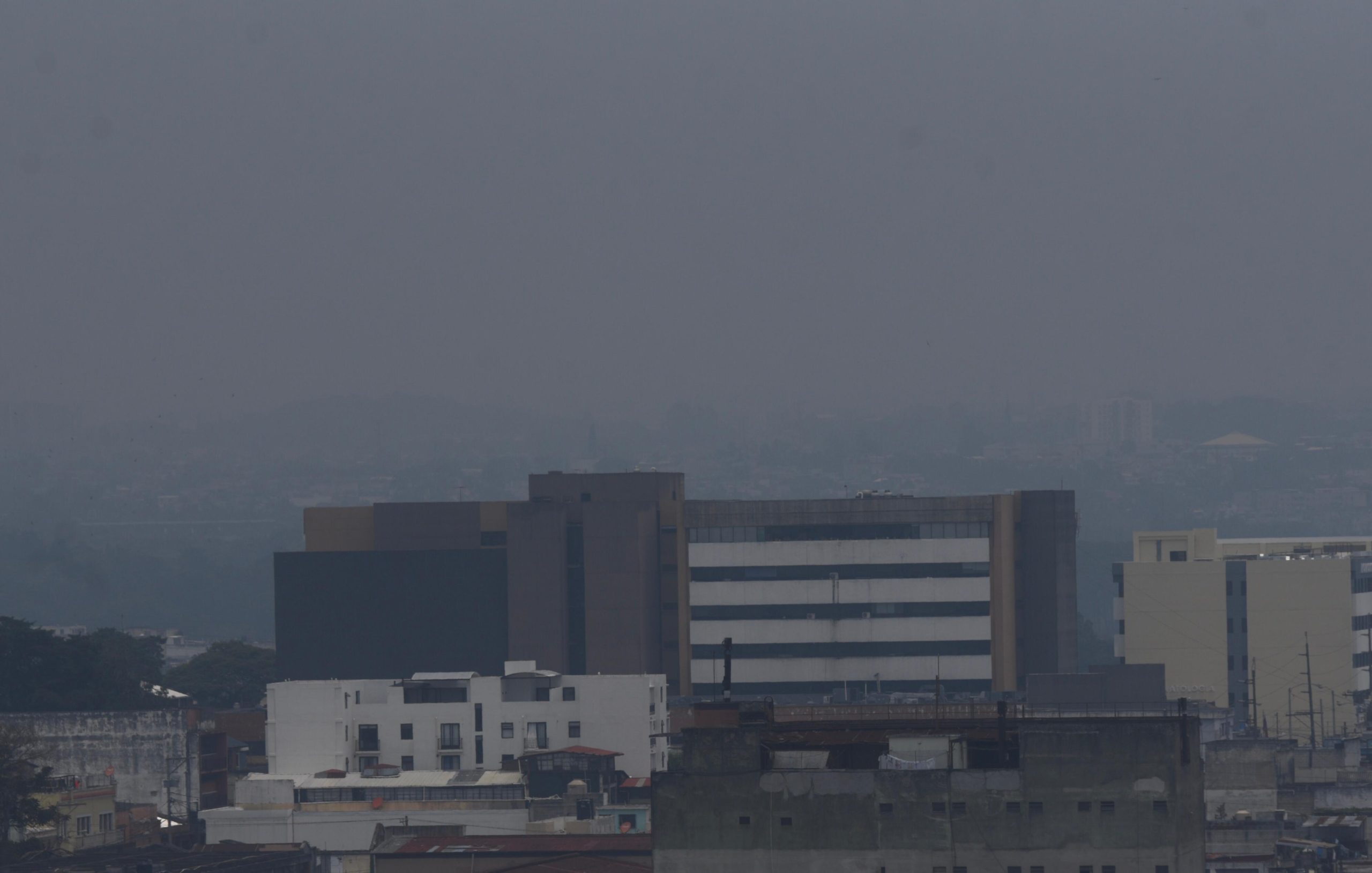 Calidad del aire empeora en las primeras horas de este martes y sube de nuevo a «extremadamente mala»