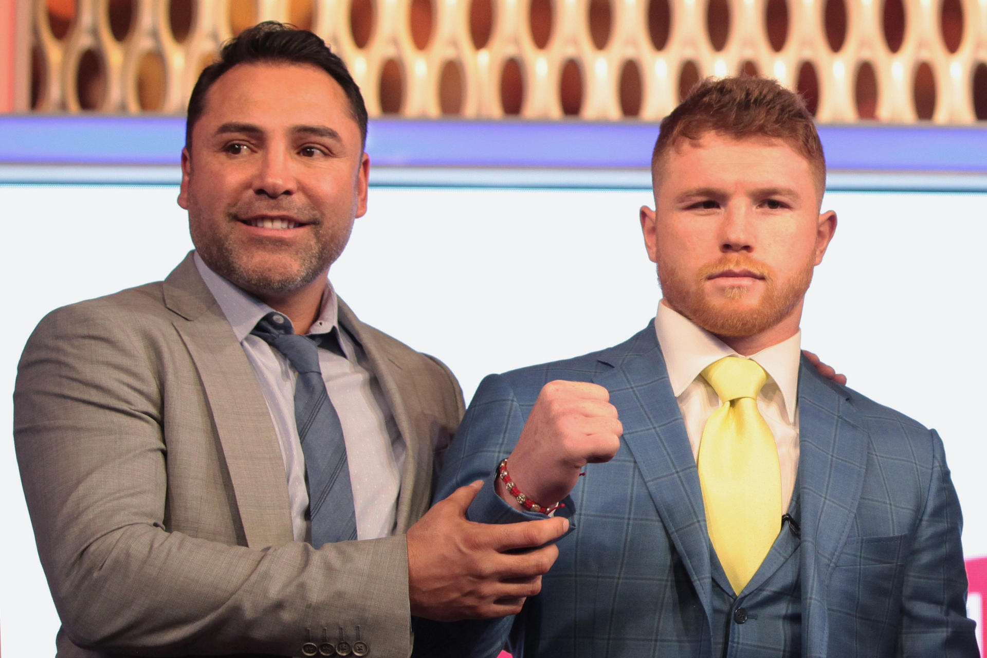 VIDEO. ‘Canelo’ Álvarez y Óscar de la Hoya casi se van a los golpes en conferencia de prensa