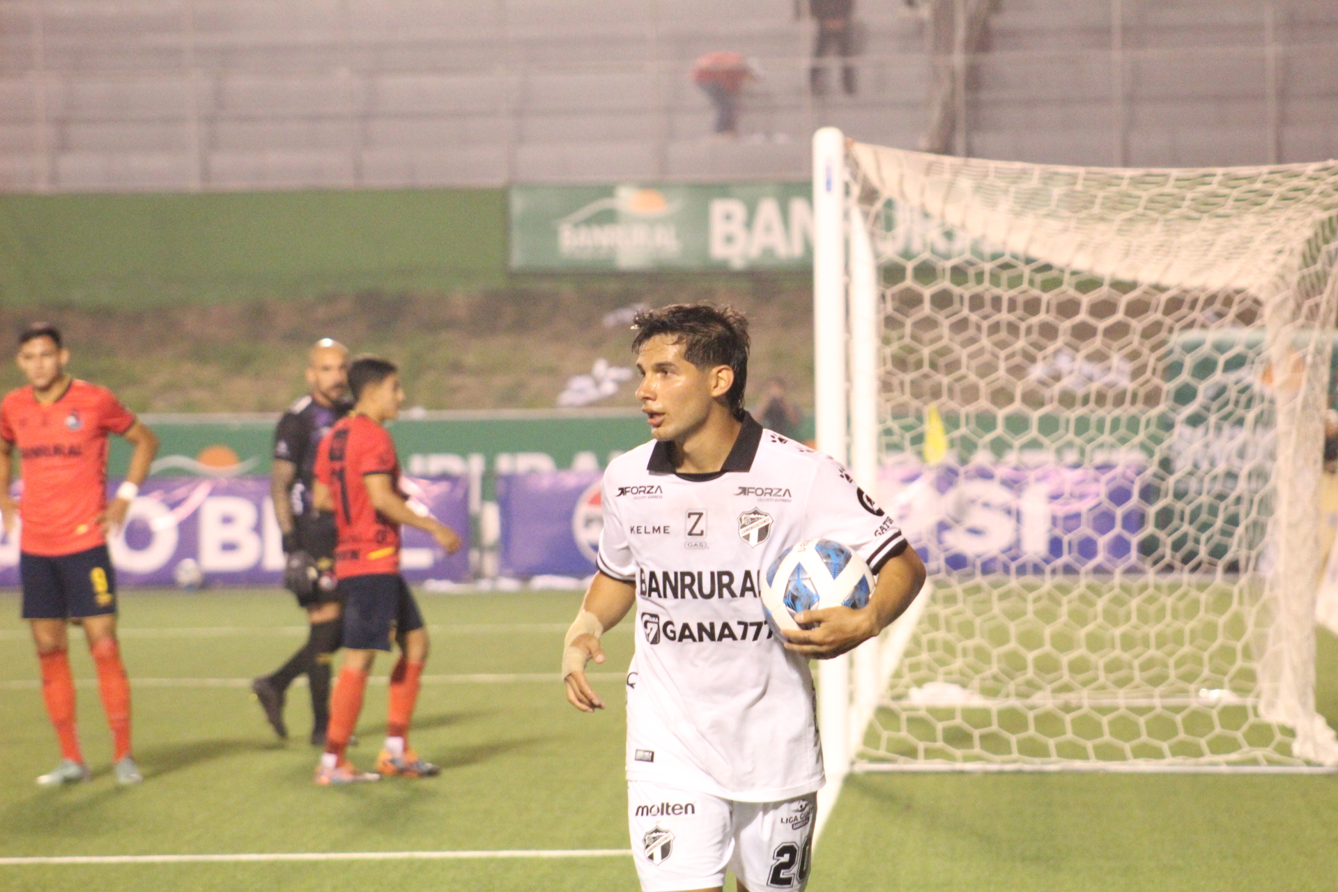 ‘Chucho’ López renueva su contrato con Comunicaciones