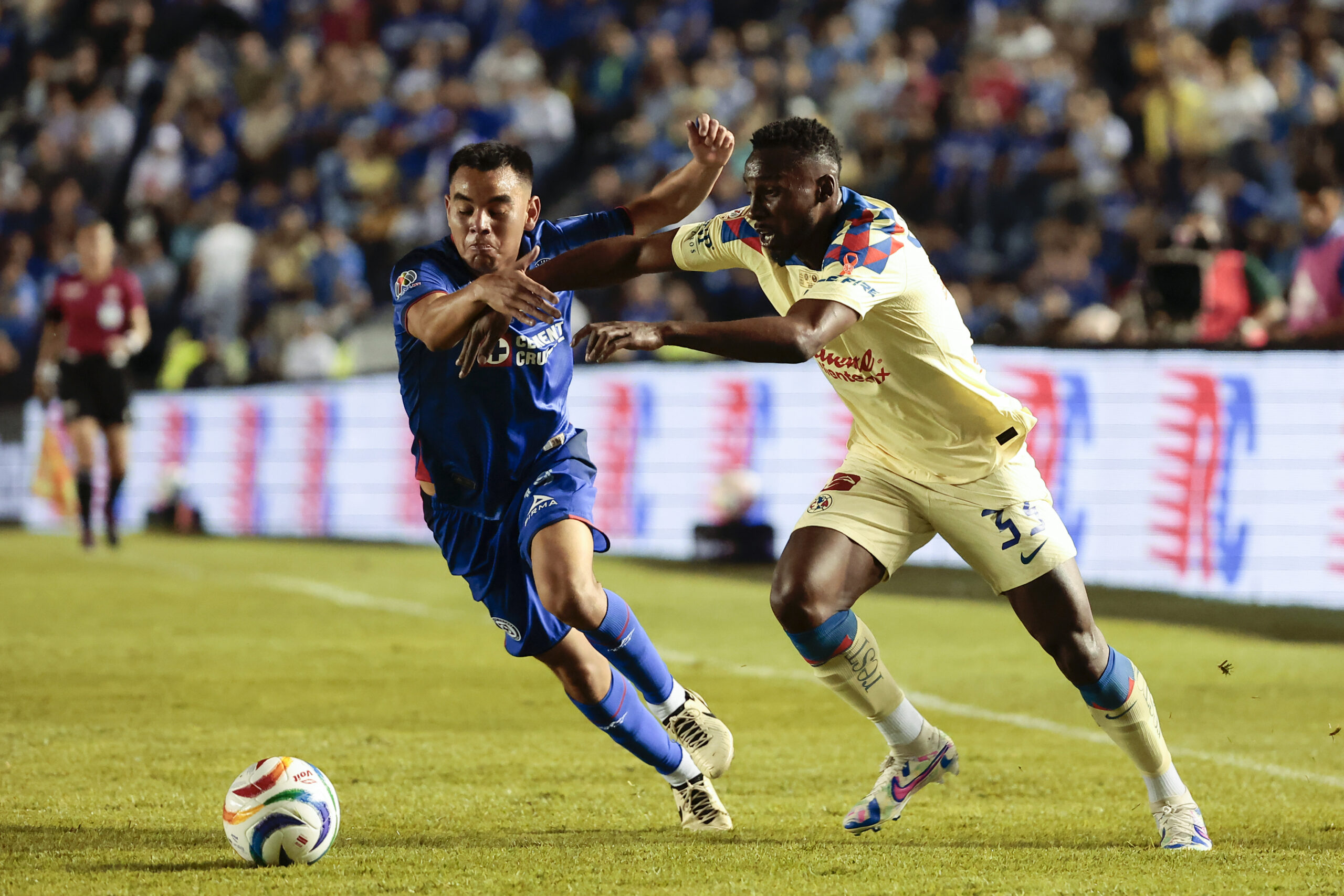 Cruz Azul y América igualan en la final de ida