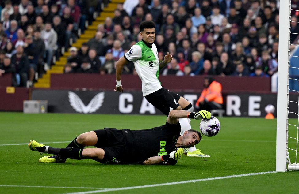 «Dibu» Martínez vive una terrorífica jornada en la Premier League