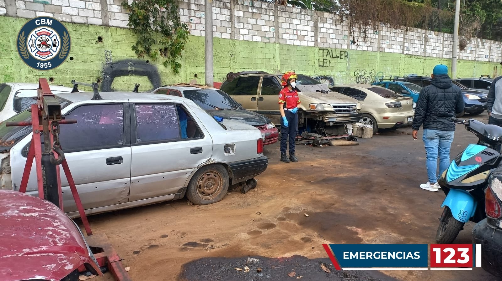 Hallan a dos hombres fallecidos dentro de vehículos en la capital