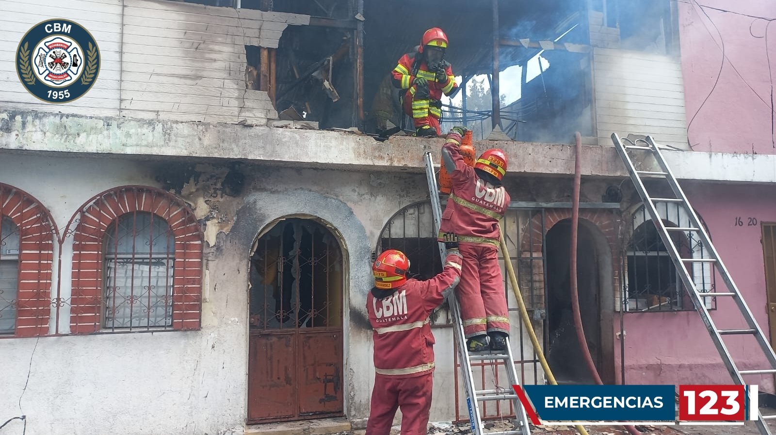 Incendio consume expendio de gas en zona 15