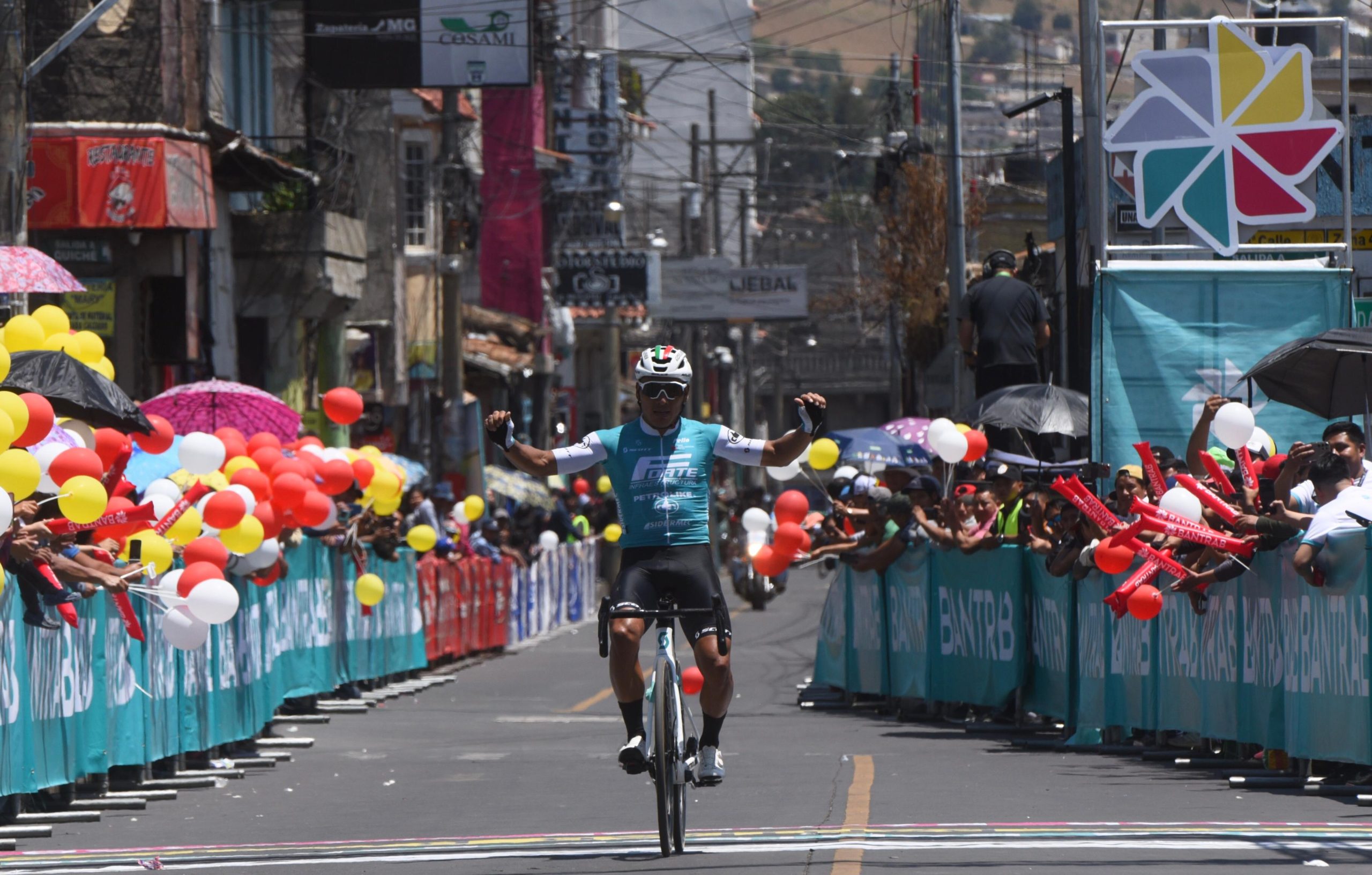 Vuelta Bantrab: Jonathan Caicedo triunfa en Totonicapán