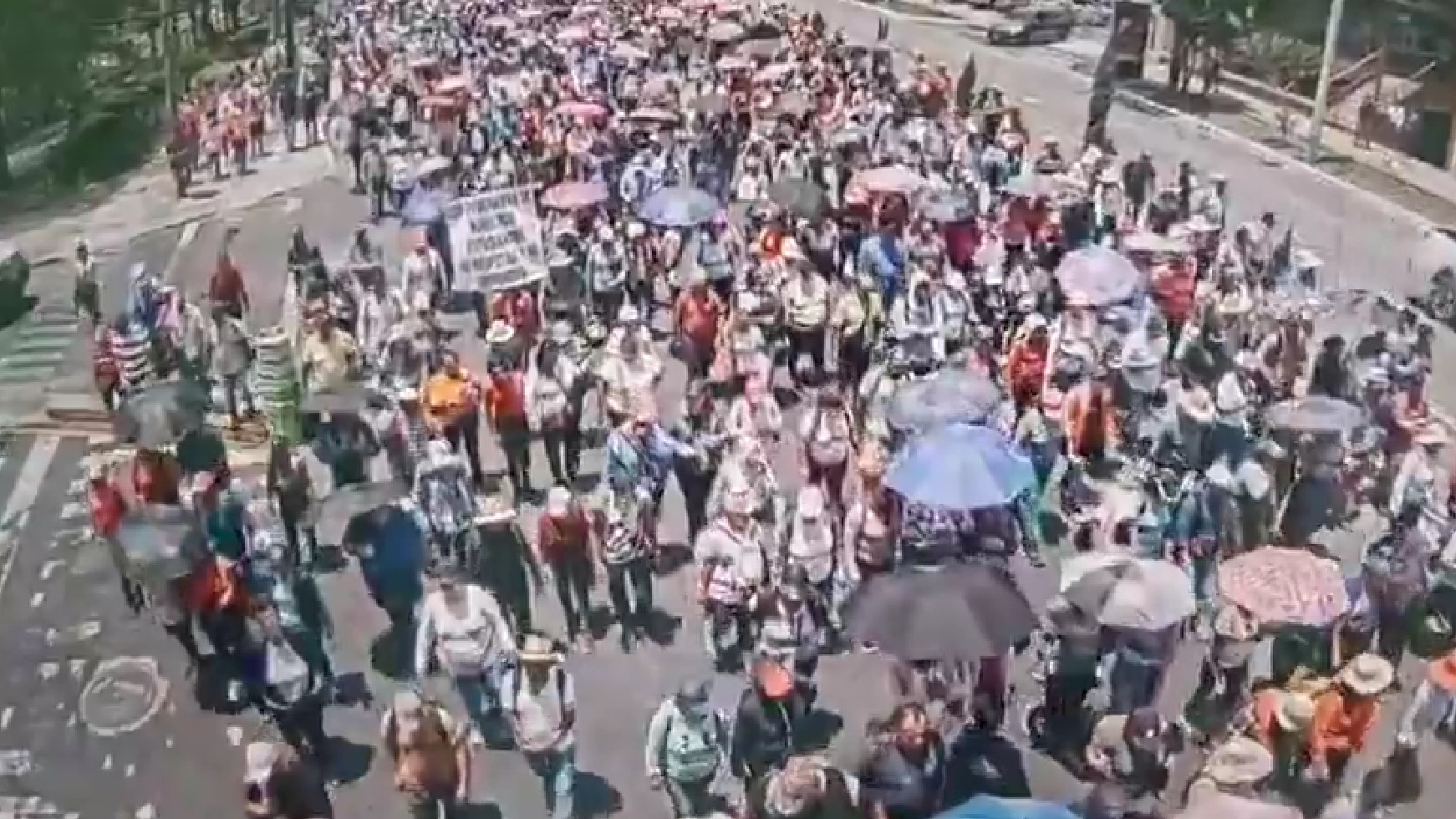 Manifestación de maestros recorre las calles de la Ciudad