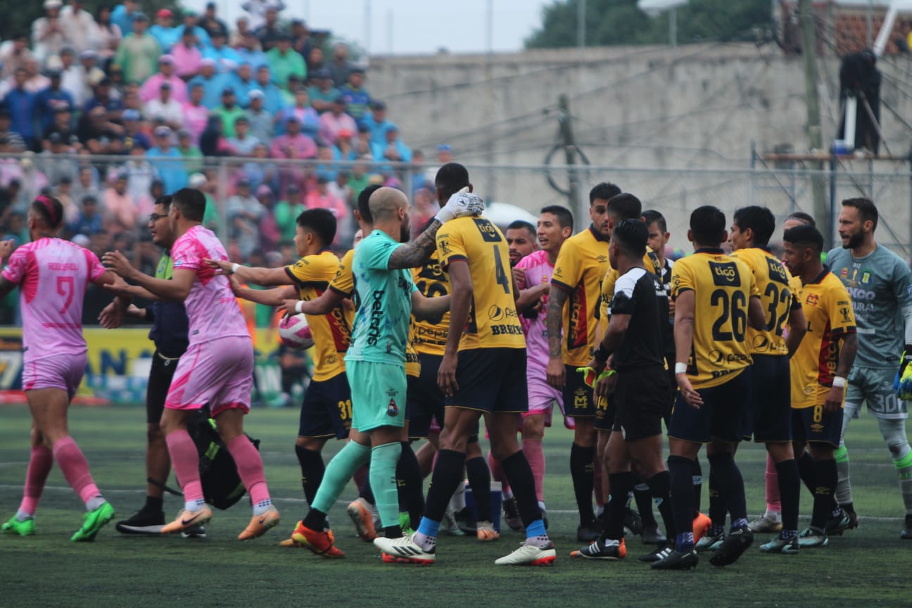 Tenso empate en la final de ida entre Mixco y Municipal