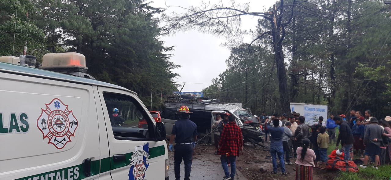 Choque de microbús deja ocho heridos en San Pedro Jocopilas