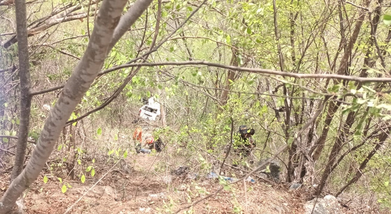 Microbús cae a barranco causando la muerte de un bebé