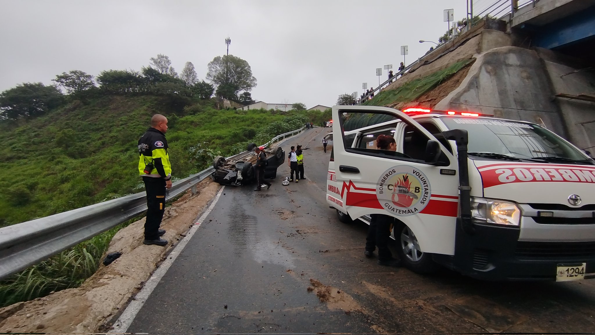 Accidentes de tránsito por asfalto mojado dejan cuatro fallecidos